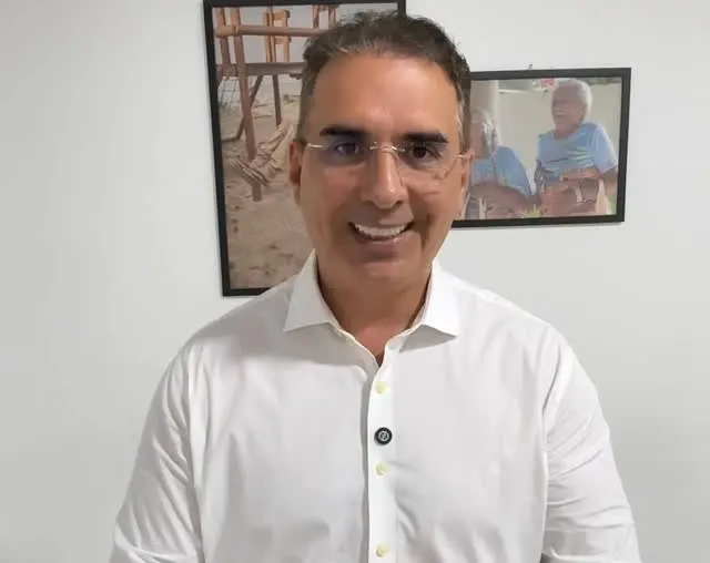 prefeito de Quixadá, Ricardo Silvieira, sorrindo para foto vestindo camisa social branca. ele é branco, usa óculos e tem o cabelo grisalho.