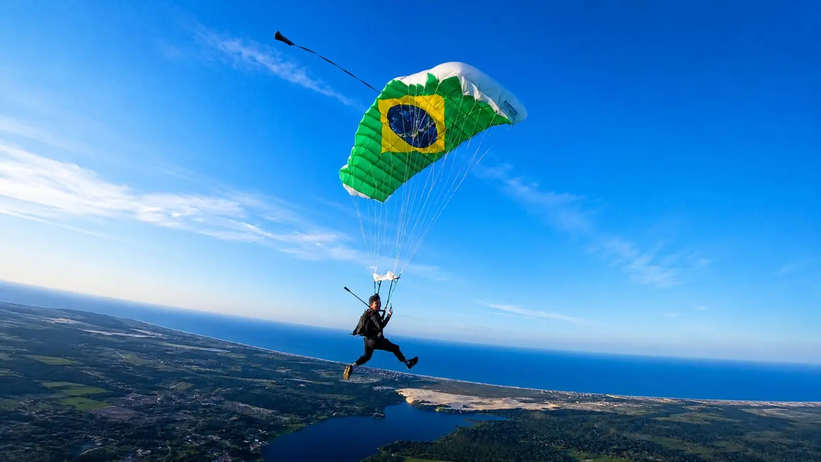 Imagem da notícia Waldonys estreia paraquedas novo do Brasil em turnê de São João