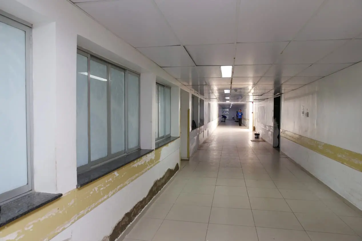 Corredor do Hospital Geral de Fortaleza, ao lado da porta do Centro de Imagem, vazio e em reformas.