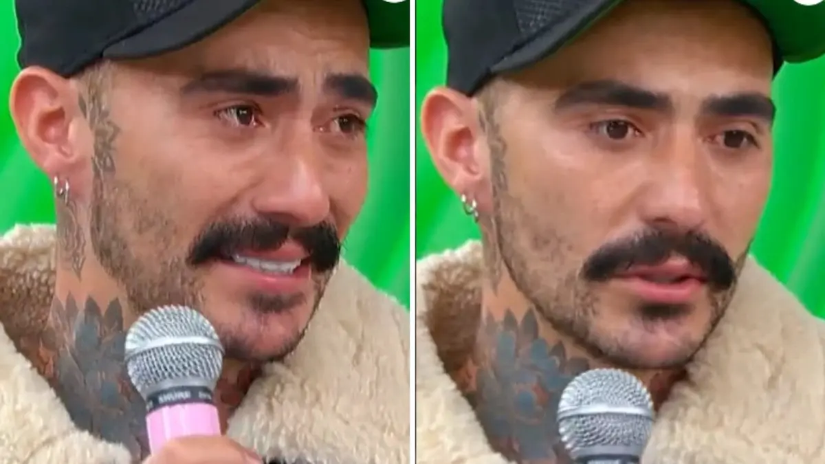 Homem com tatuagens no pescoço e barba, usando boné e casaco claro, falando ao microfone em uma entrevista ao vivo, em dois quadros com expressões diferentes.
