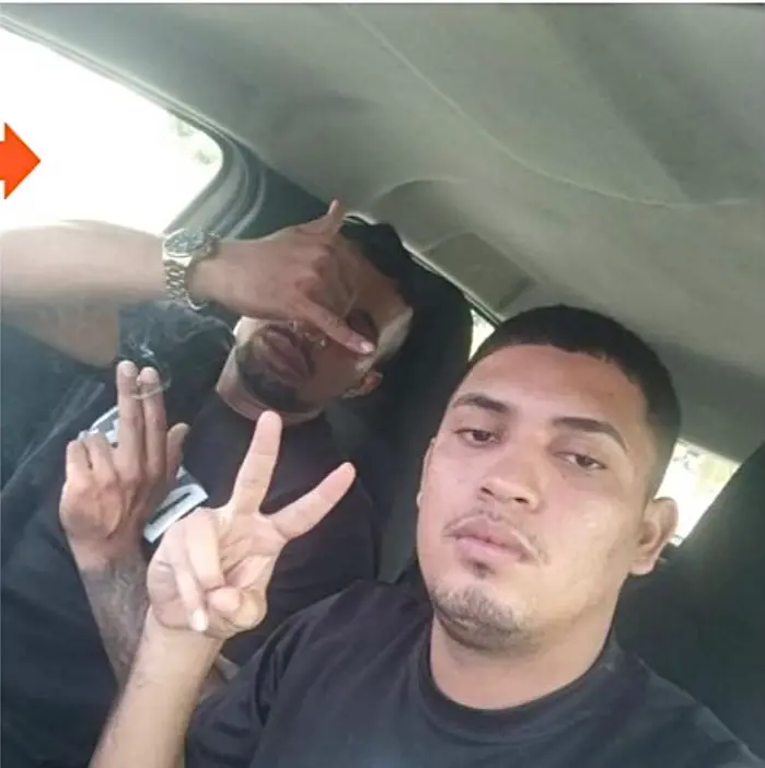 dois criminosos fazendo apologia ao CV