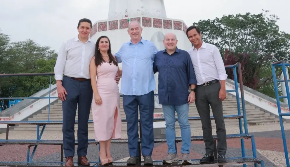 Foto de Glêdson Bezerra, Sandinha, Ciro Gomes, Roberto Cláudio e Felipe Vasques.