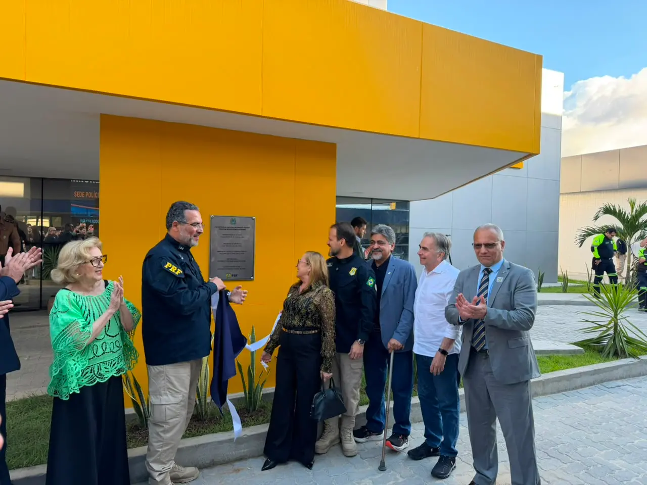 Autoridades se reúnem em torno da placa da reforma da sede da PRF.
