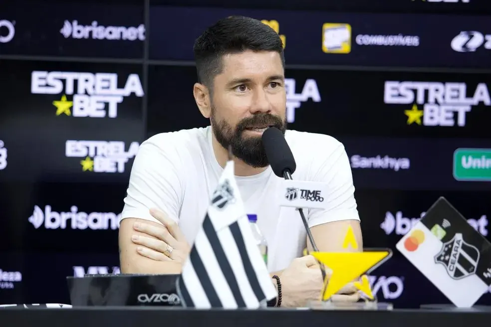 Ricardinho em ação na coletiva