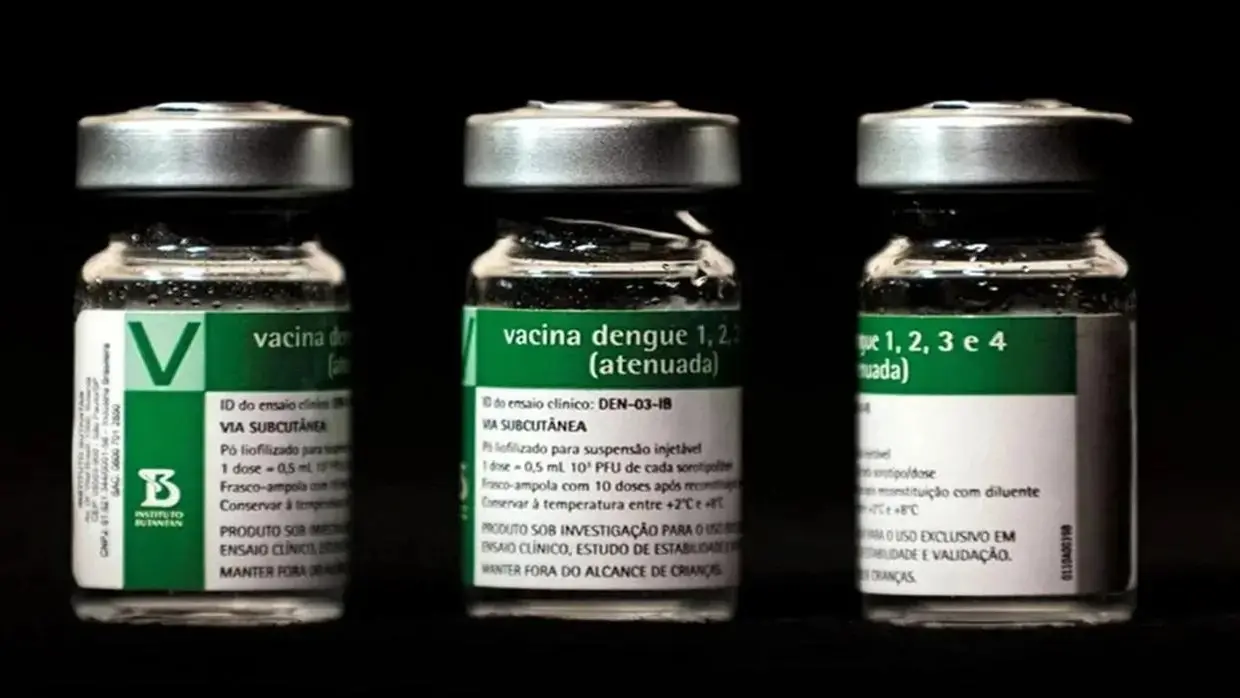 Foto de frascos da vacina da dengue suspensa do Butantan. Imagem usada para ilustrar matéria sobre os eventos adversos da medicação.