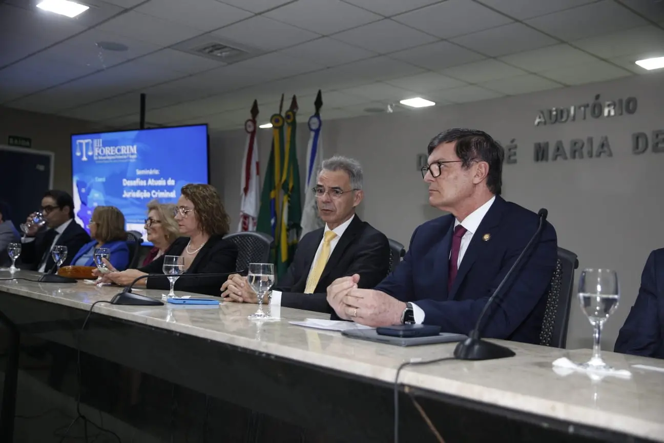 Autoridades na bancada no auditório da Esmec.