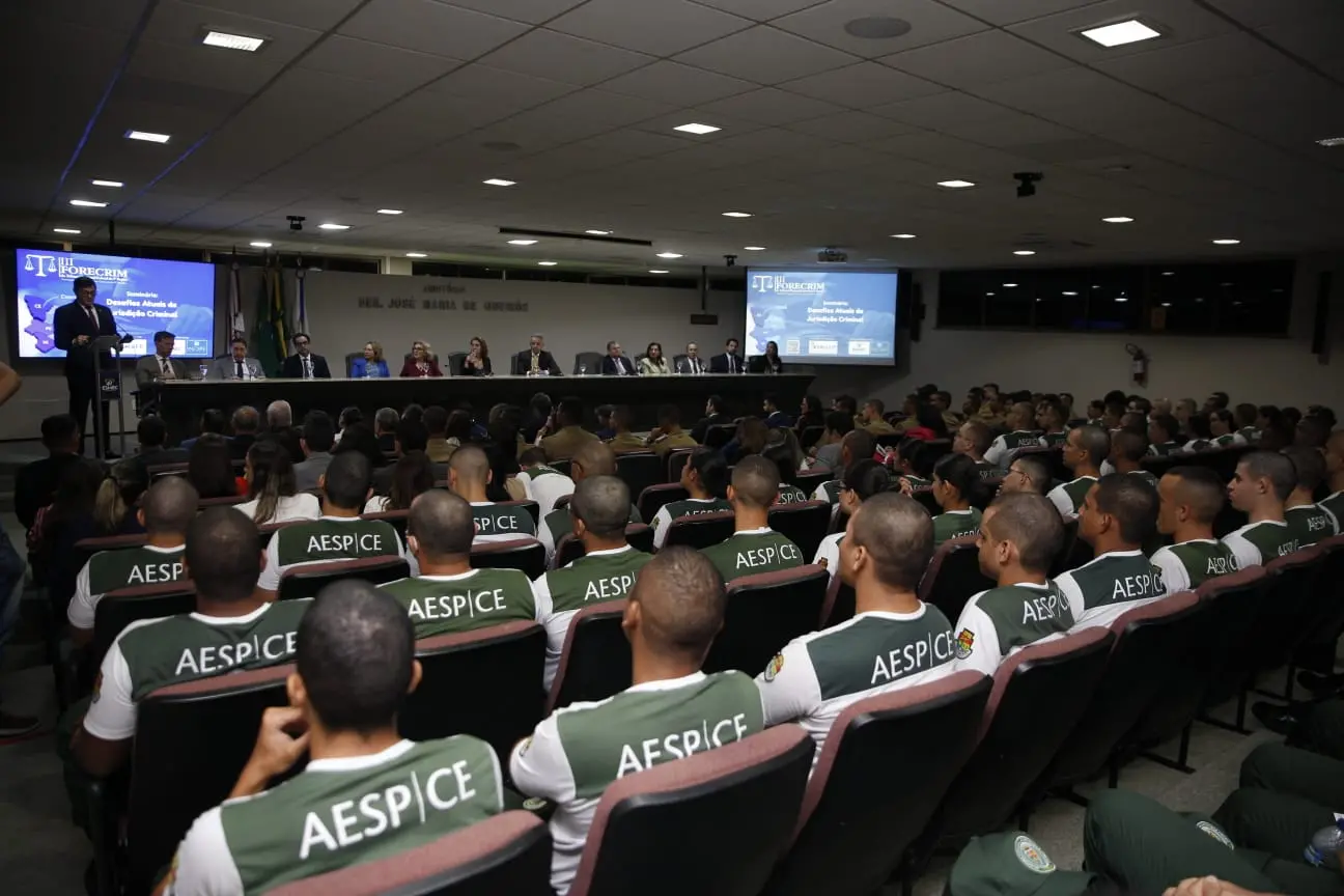 Público acompanha abertura do seminário no auditório.