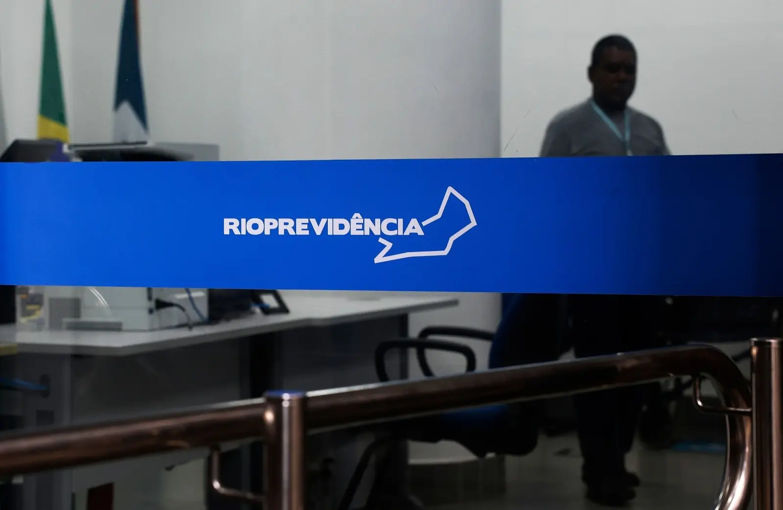 Fachada do RioPrevidência com uma pessoa ao fundo passando.