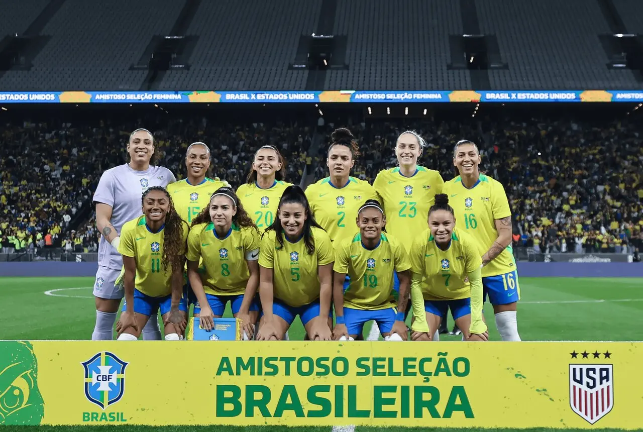 Elenco da Seleção Brasileira reunida em campo