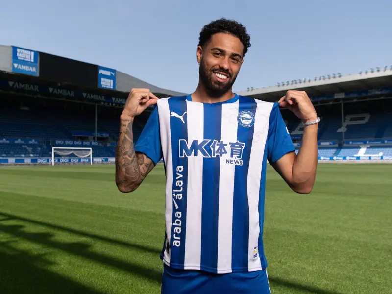 Calebe em ação pelo Alavés, da Espanha