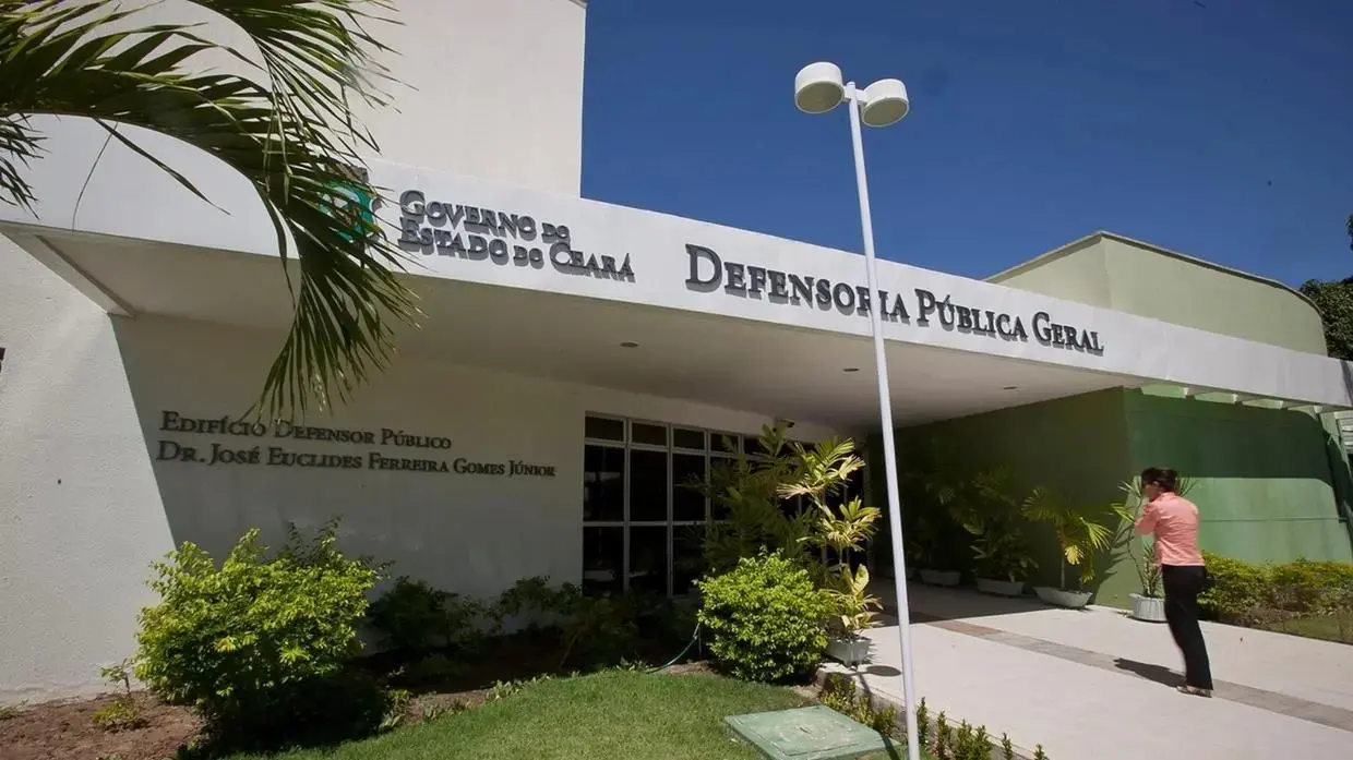 Fachada da sede da Defensoria Pública Geral do Estado do Ceará, em Fortaleza. O prédio de paredes claras exibe as inscrições “Governo do Estado do Ceará” e “Defensoria Pública Geral”.