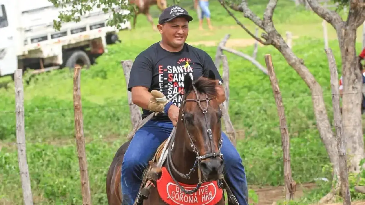 Dadá teve uma infância difícil, foi criado pelos avós e começou cedo a trabalhar para sobreviver.
