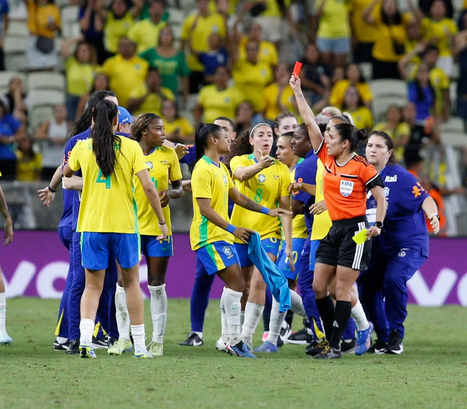 Imagem da notícia: Em jogo marcado por expulsões, Brasil perde para os EUA na Arena Castelão 