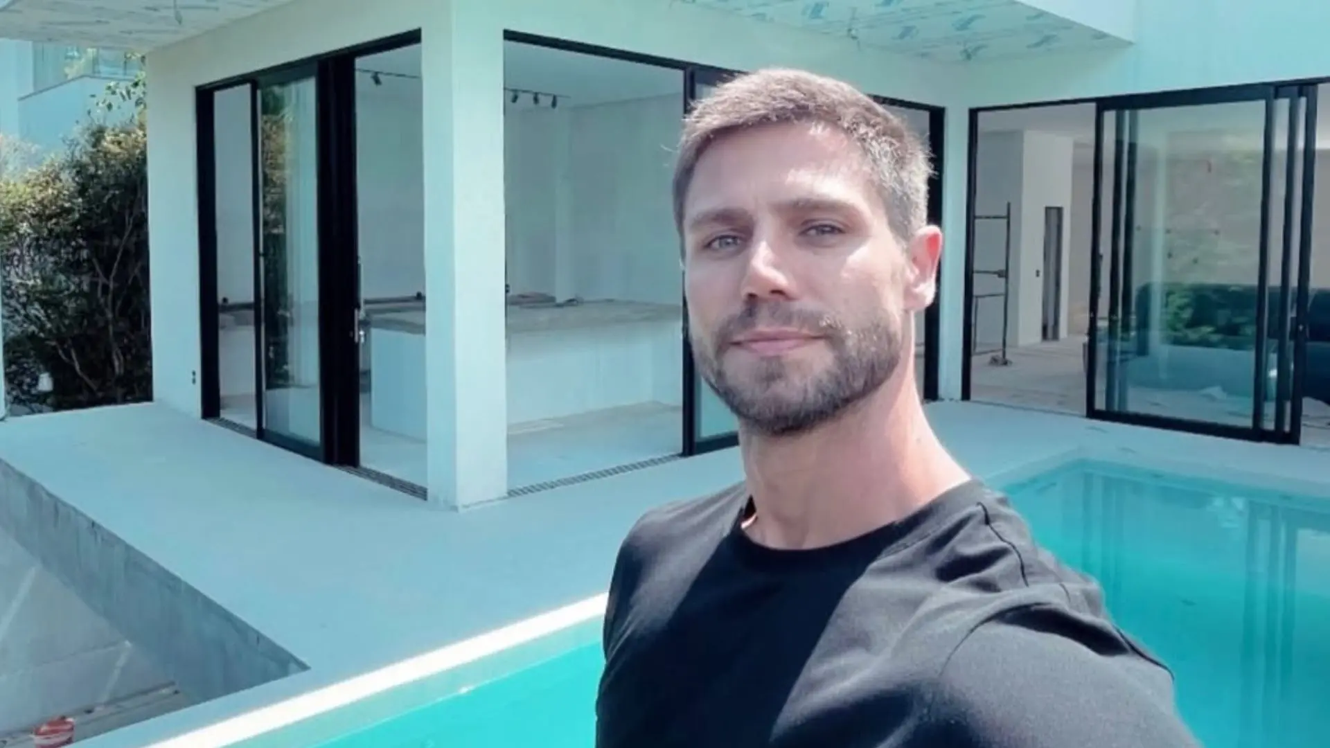 Imagem da notícia Ex-BBB Jonas Sulzbach conclui construção de mansão em SP após quatro anos; veja fotos
