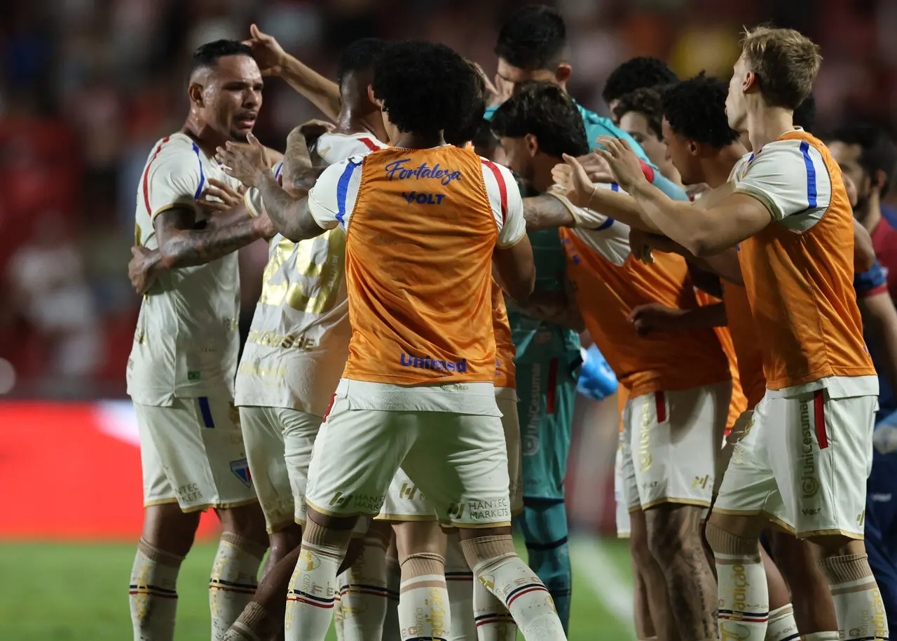 Atletas do Fortaleza comemoram gol no Náutico