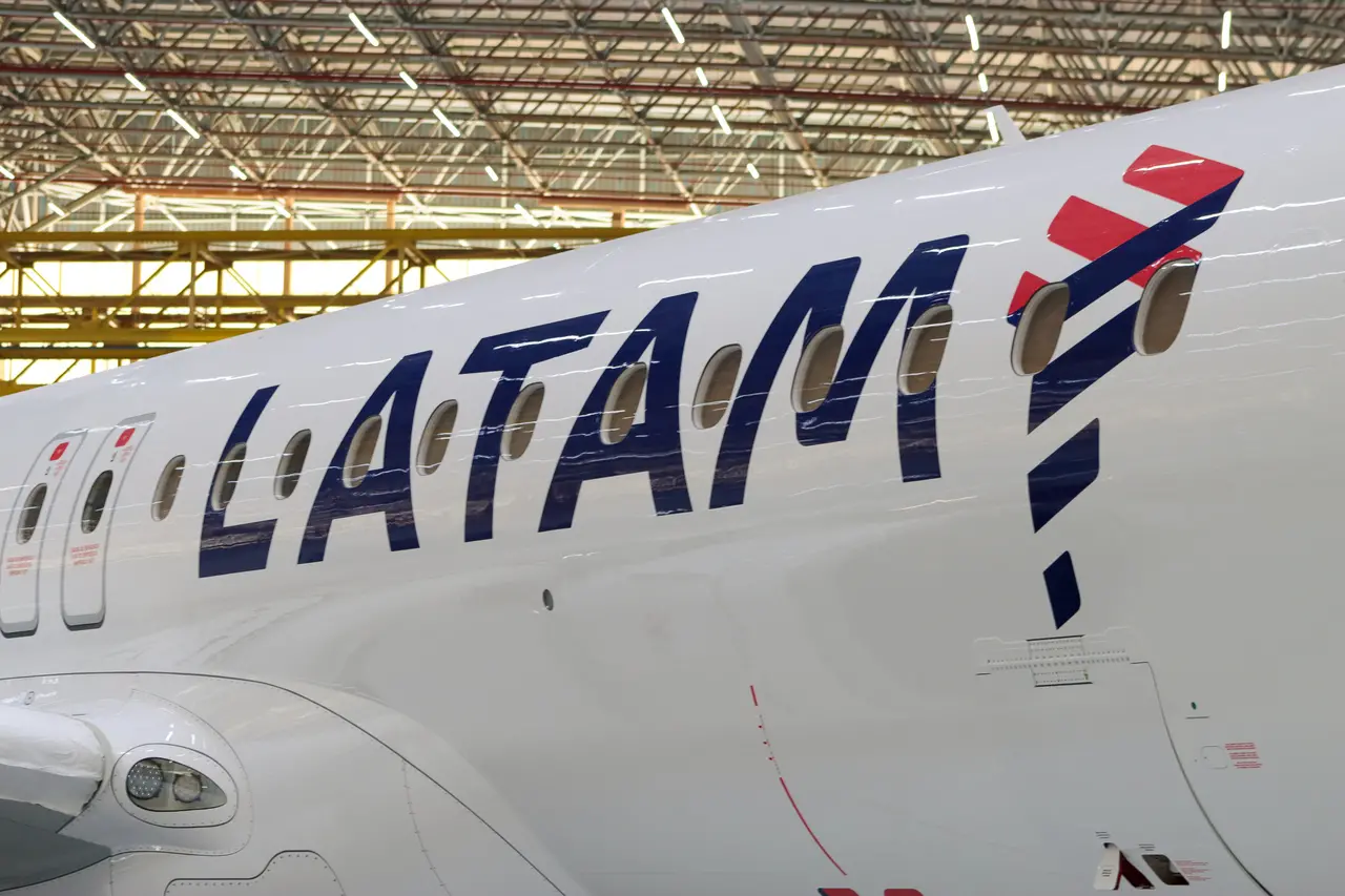 imagem mostra detalhe da pintura do nome latam na fuselagem do e195-2.