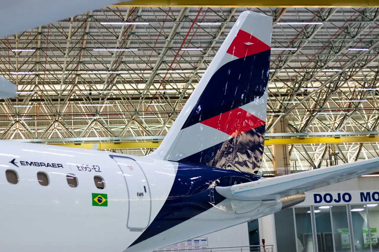 imagem mostra estabilizador vertical de avião da latam.