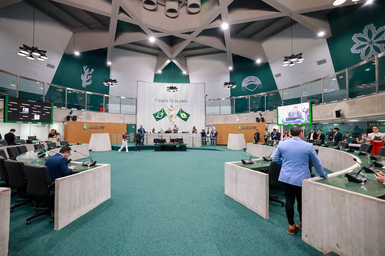 Deputados estaduais durante votação no Plenário 13 de Maio da Assembleia Legislativa do Ceará.