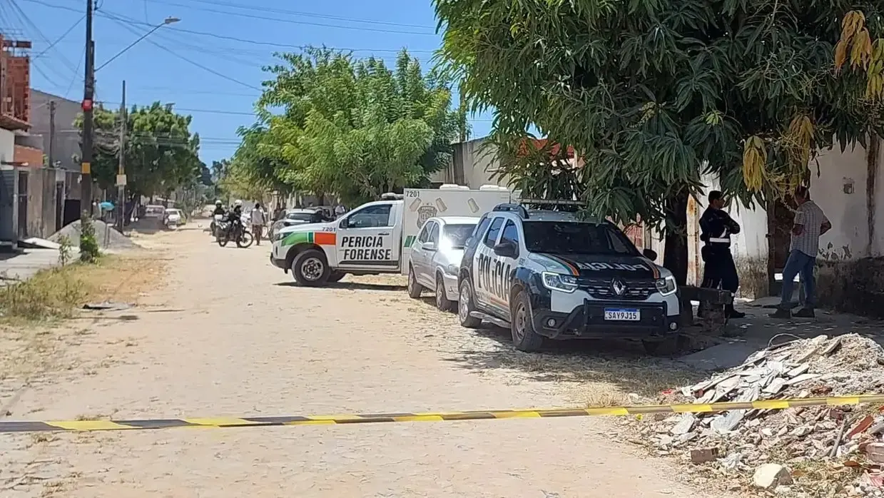 pefoce policia faixa isolamento viaturas policiais na rua.