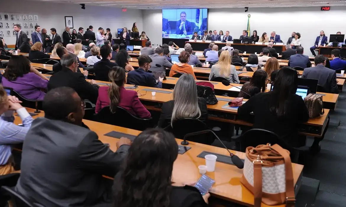 Foto de deputados da Câmara dos Deputados na CCJ.