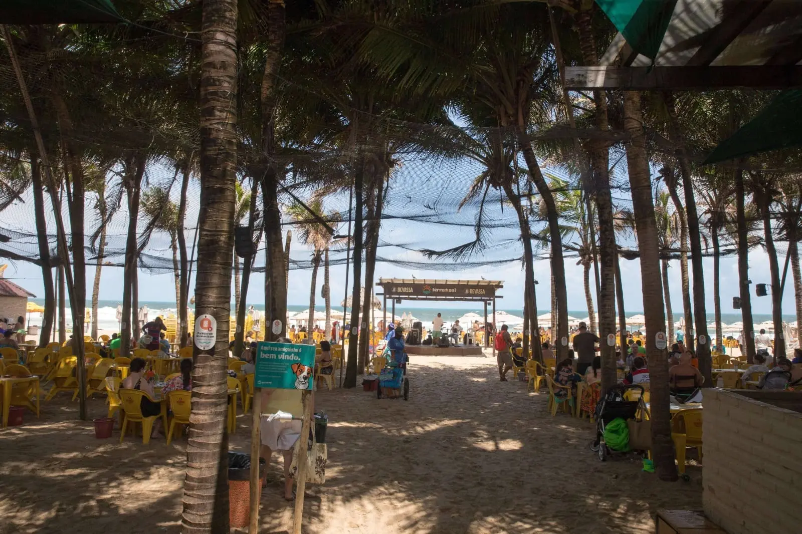 Foto de uma das barracas da Praia do Futuro, em Fortaleza.