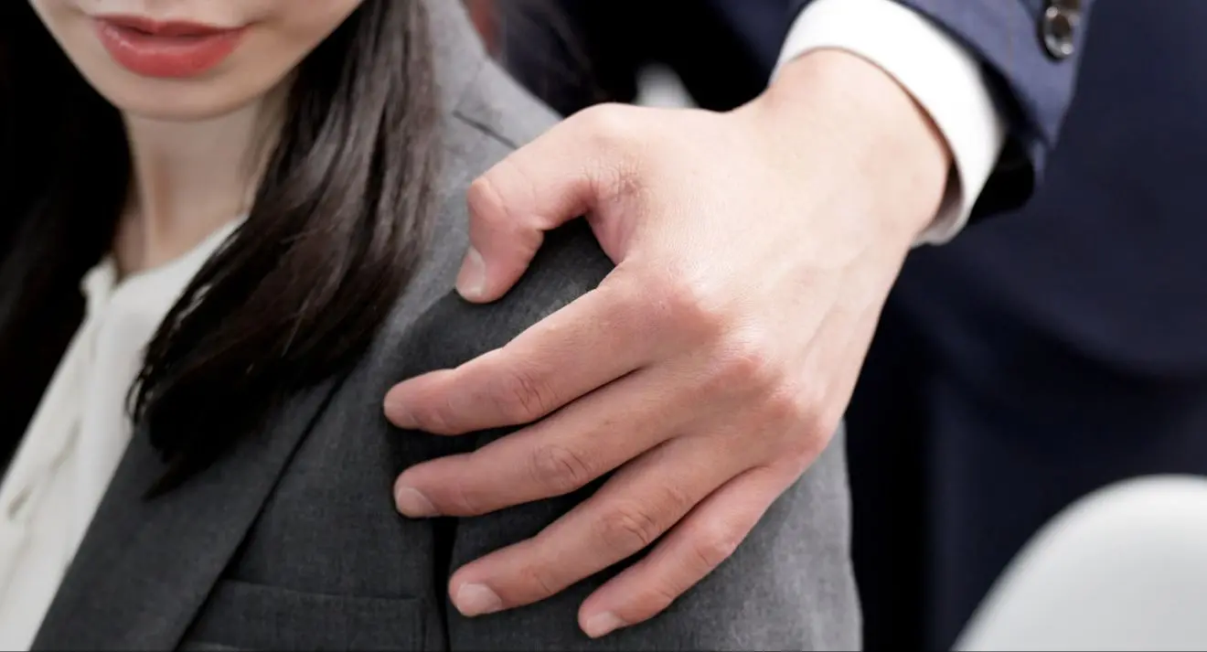 foto assedio homem tocando funcionaria ambiente de trabalho mao.