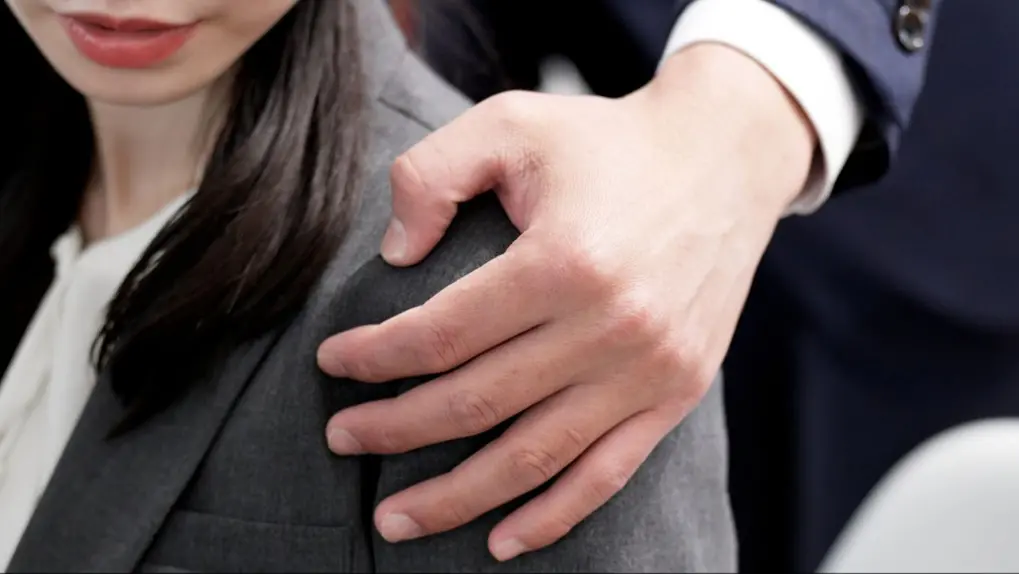 foto assedio homem tocando funcionaria ambiente de trabalho mao.