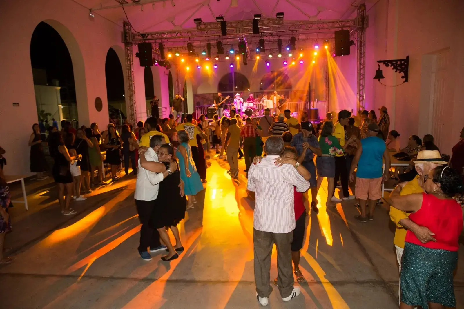 Pessoas dançando forró durante show de banda na Estação das Artes, em Fortaleza.