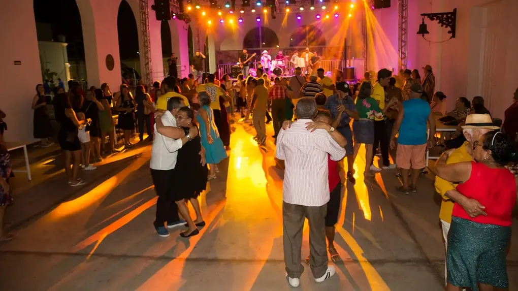 Pessoas dançando forró durante show de banda na Estação das Artes, em Fortaleza.