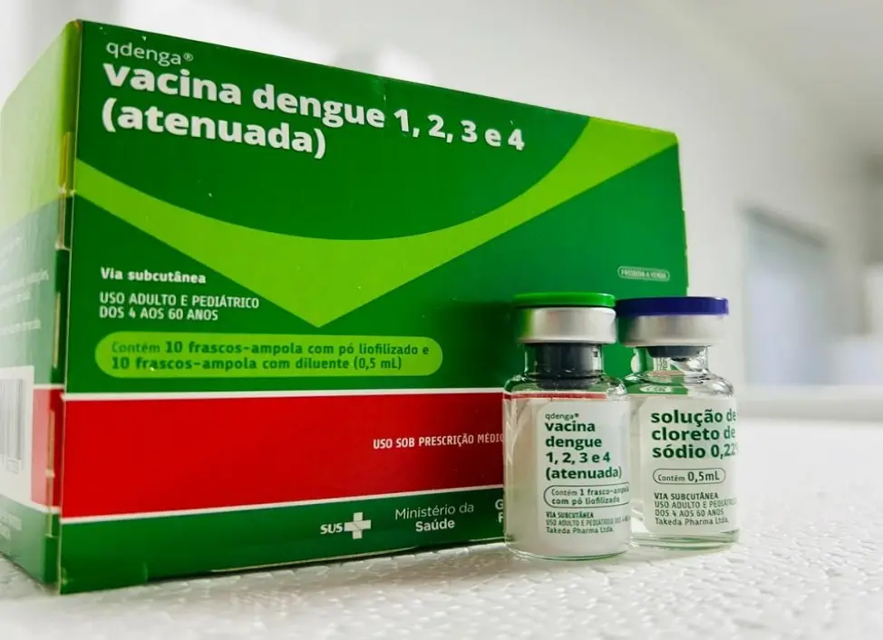 Caixa da vacina Qdenga com dois frascos do imunizante na frente.