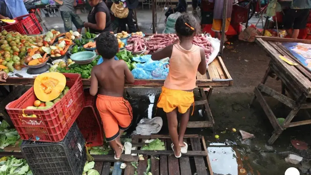 Crianças trabalhando em uma feira.