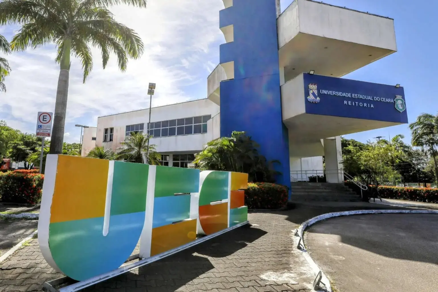 Foto da Reitoria da Universidade Estadual do Ceará (Uece).