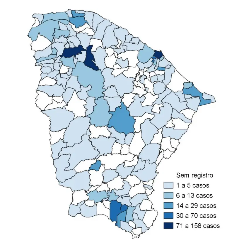 Mapa do estado do Ceará dividido por municípios, colorido em tons de azul para indicar a distribuição de casos de Síndrome Respiratória Aguda Grave (SRAG). Uma legenda no canto inferior direito categoriza a quantidade de registros, variando de áreas Sem registro até municípios com mais de 70 casos.