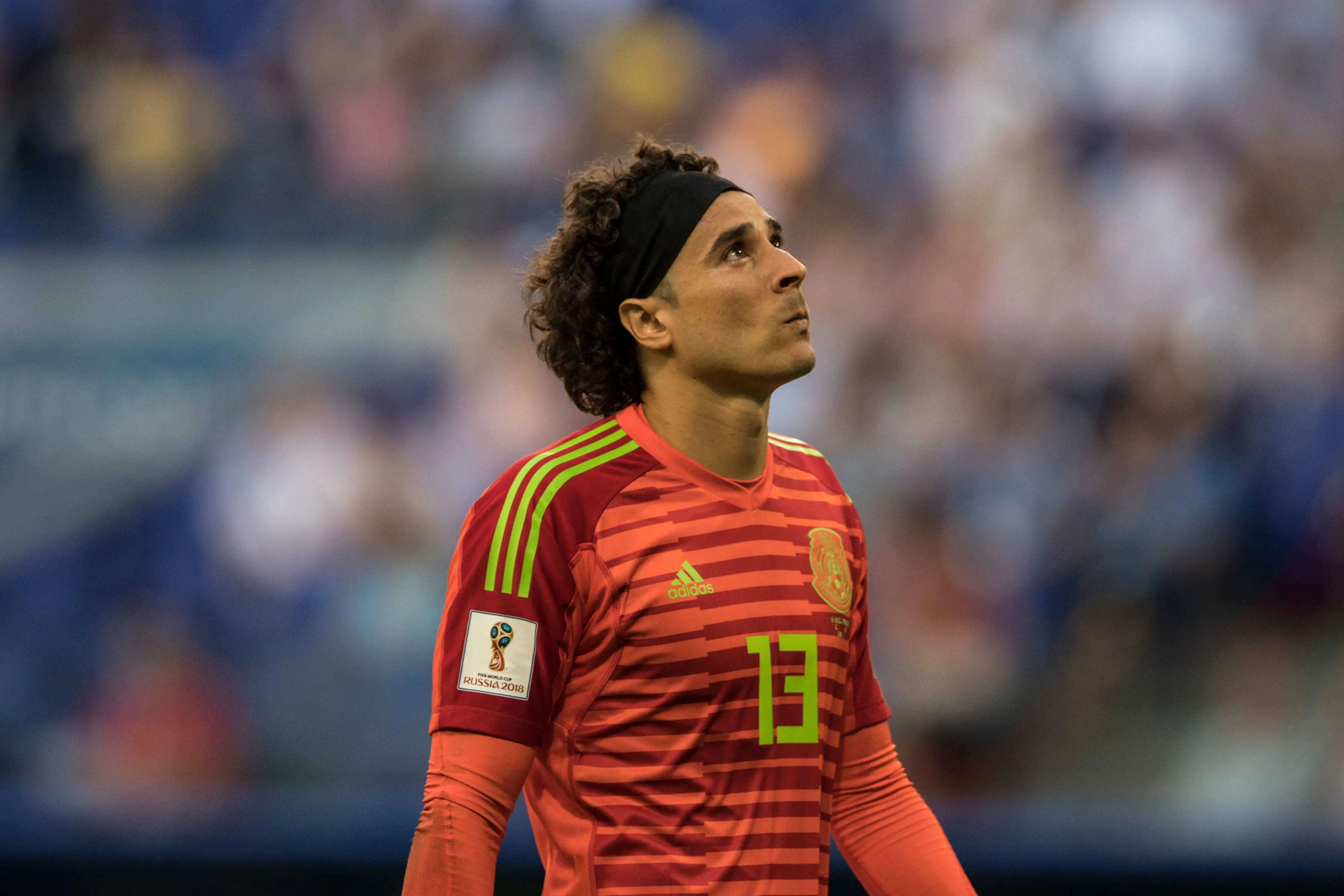 Imagem da notícia Entenda por que goleiro Ochoa, ex de Dulce María, é considerado 'Mariah Carey das Copas'