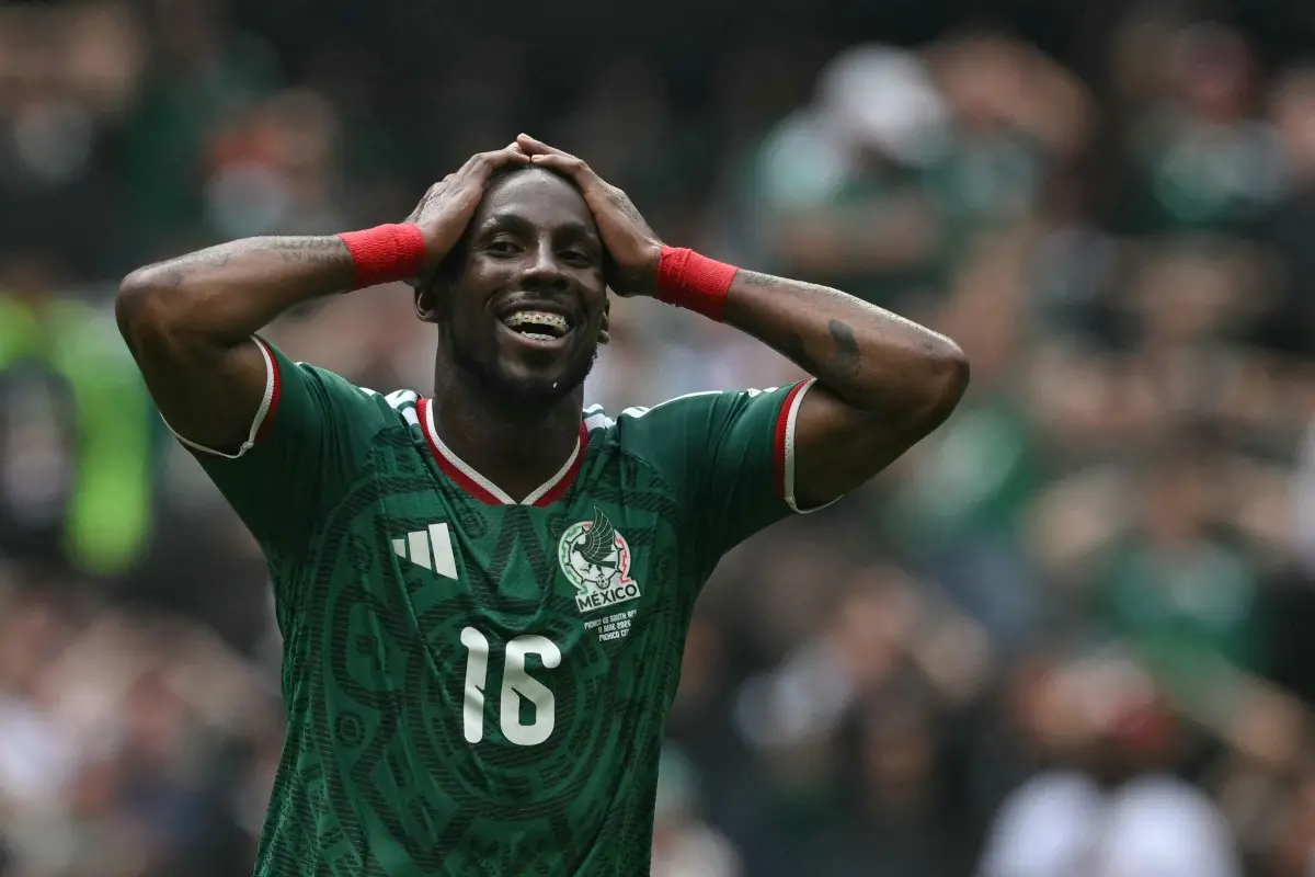 O atacante Quiñones comemora o gol da seleção do México