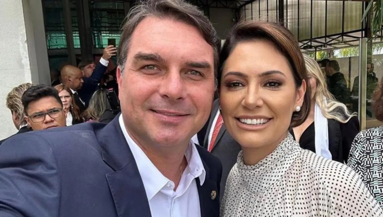 Foto de Flávio Bolsonaro e Michelle Bolsonaro.