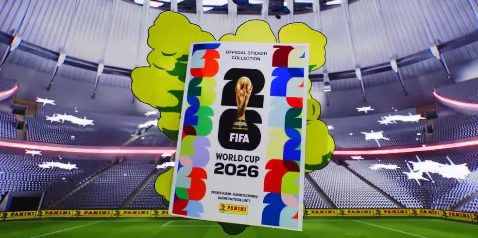 Cartão oficial da coleção FIFA World Cup 2026 com destaque para o logotipo da FIFA e o cartão de jogador em um estádio ao fundo, com placas coloridas ao redor.