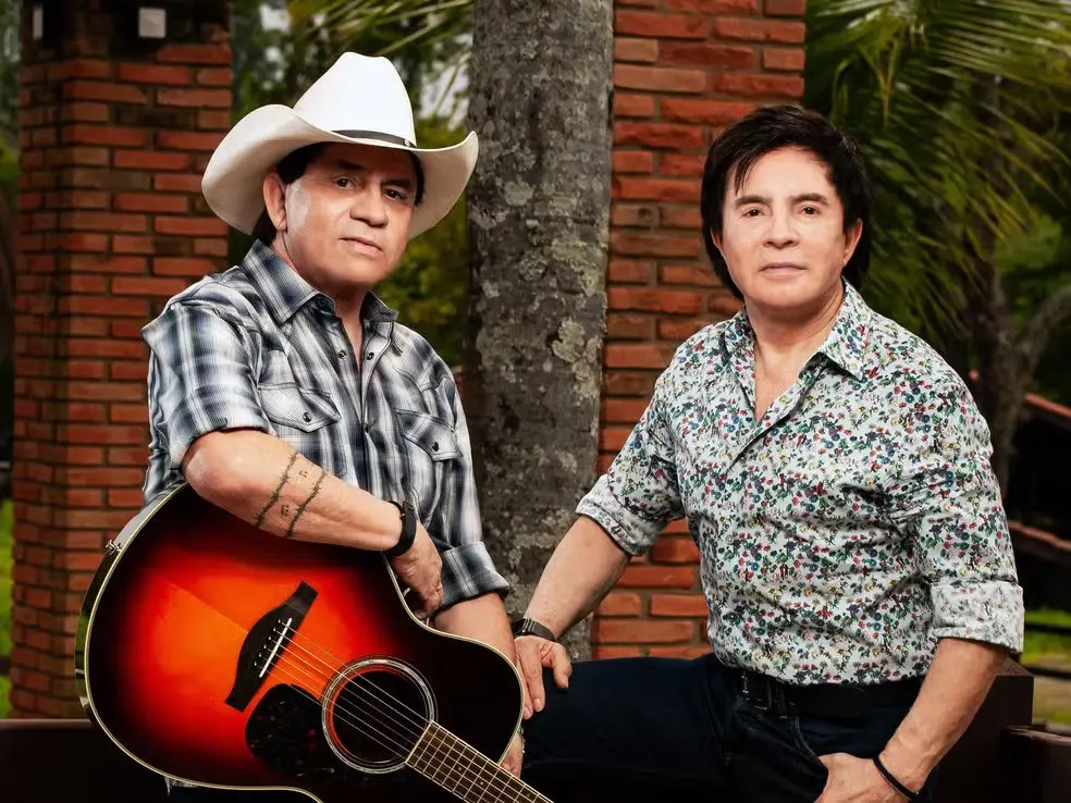 Imagem da notícia Chitãozinho & Xororó celebram a carreira no 'Altas Horas' deste sábado (13)