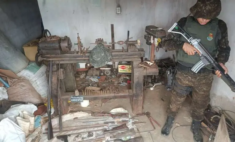 Foto de local onde homem fabricava clandestinamente armas de fogo em Mombaça.