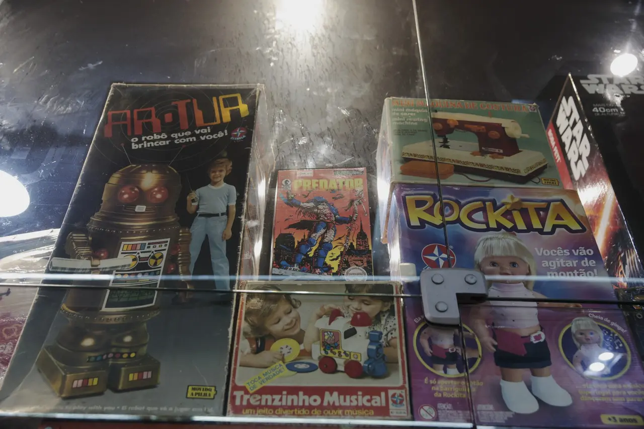 Robo Ar.Tur e Rokita são destaque com caixas originais.