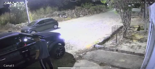 criminosos aparecem com os dois veiculos ao mesmo tempo