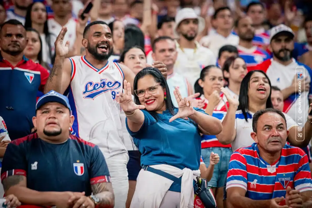Torcida do Fortaleza faz festa na arquibancada durante jogo na Arena Castelão