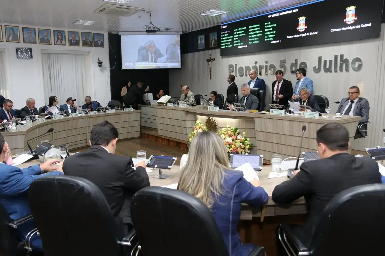Vereadores durante sessão da Câmara Municipal de Sobral.