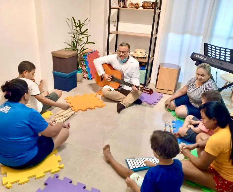 Glairton Santiago em sessão coletiva de musicoterapia.
