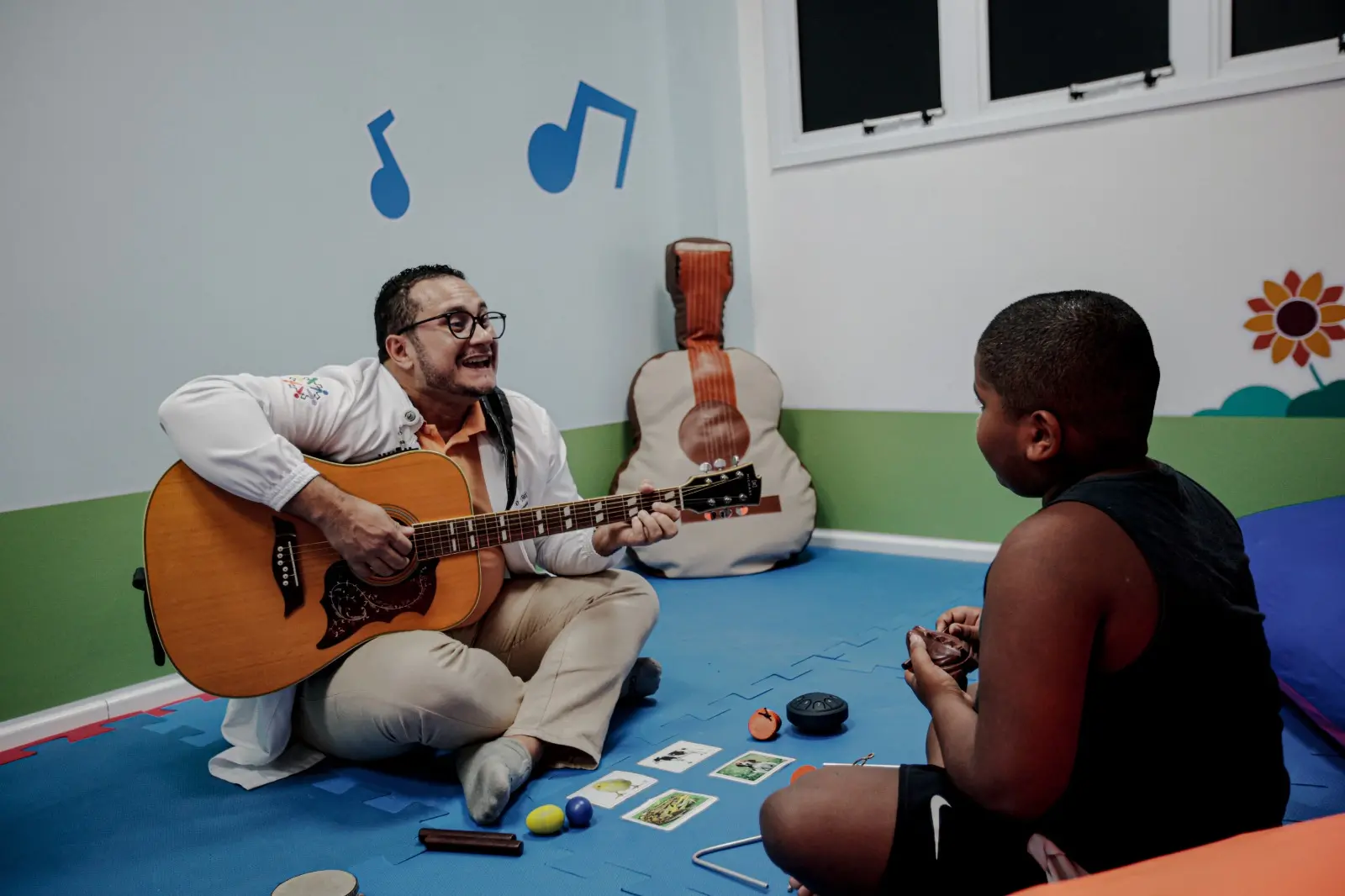 Musicoterapeuta Rodrigo Félix, do Espaço Girassol, atende cerca de 80 crianças em Fortaleza.