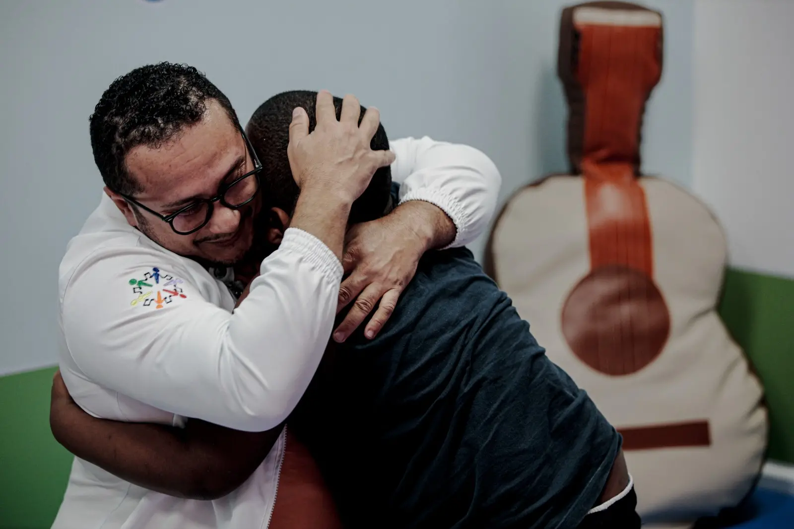 Sessões ajudaram Allysson a se comunicar melhor e interagir com crianças e adultos. Na foto, o menino e o 'tio' Rodrigo.