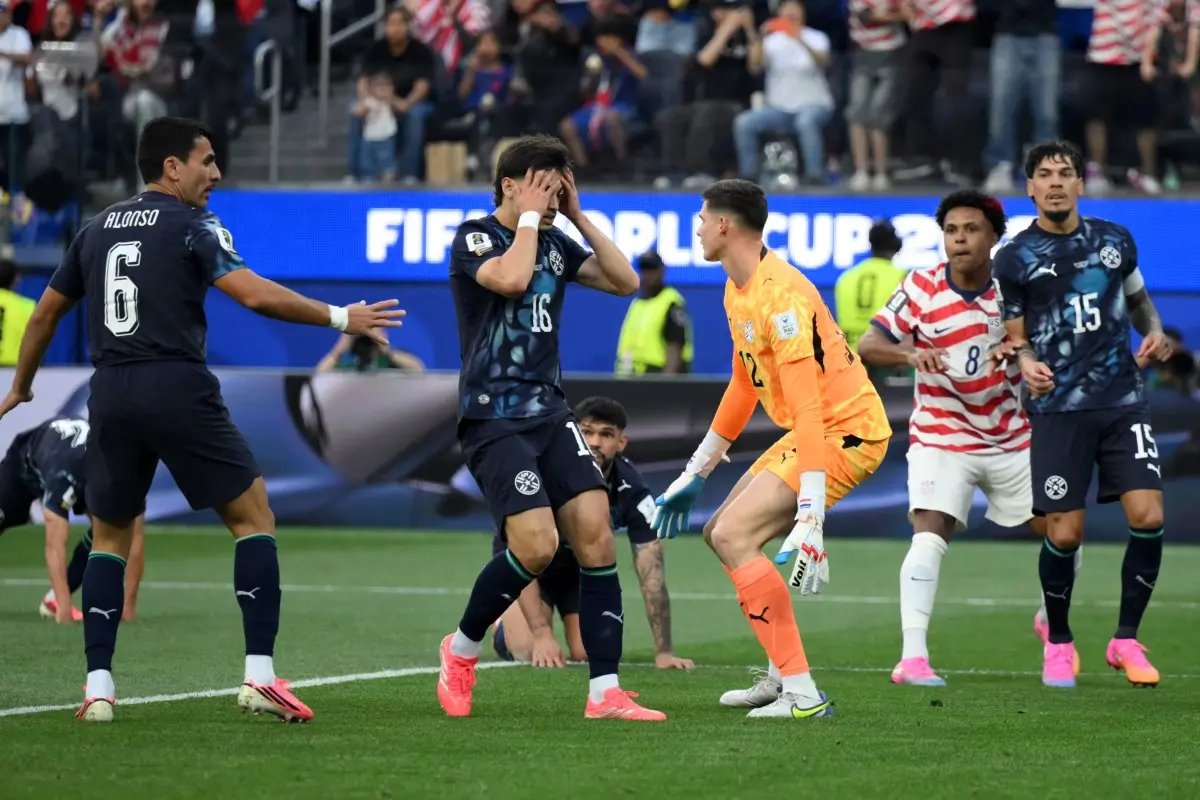 Bobadilla lamenta o gol contra marcado diante dos Estados Unidos