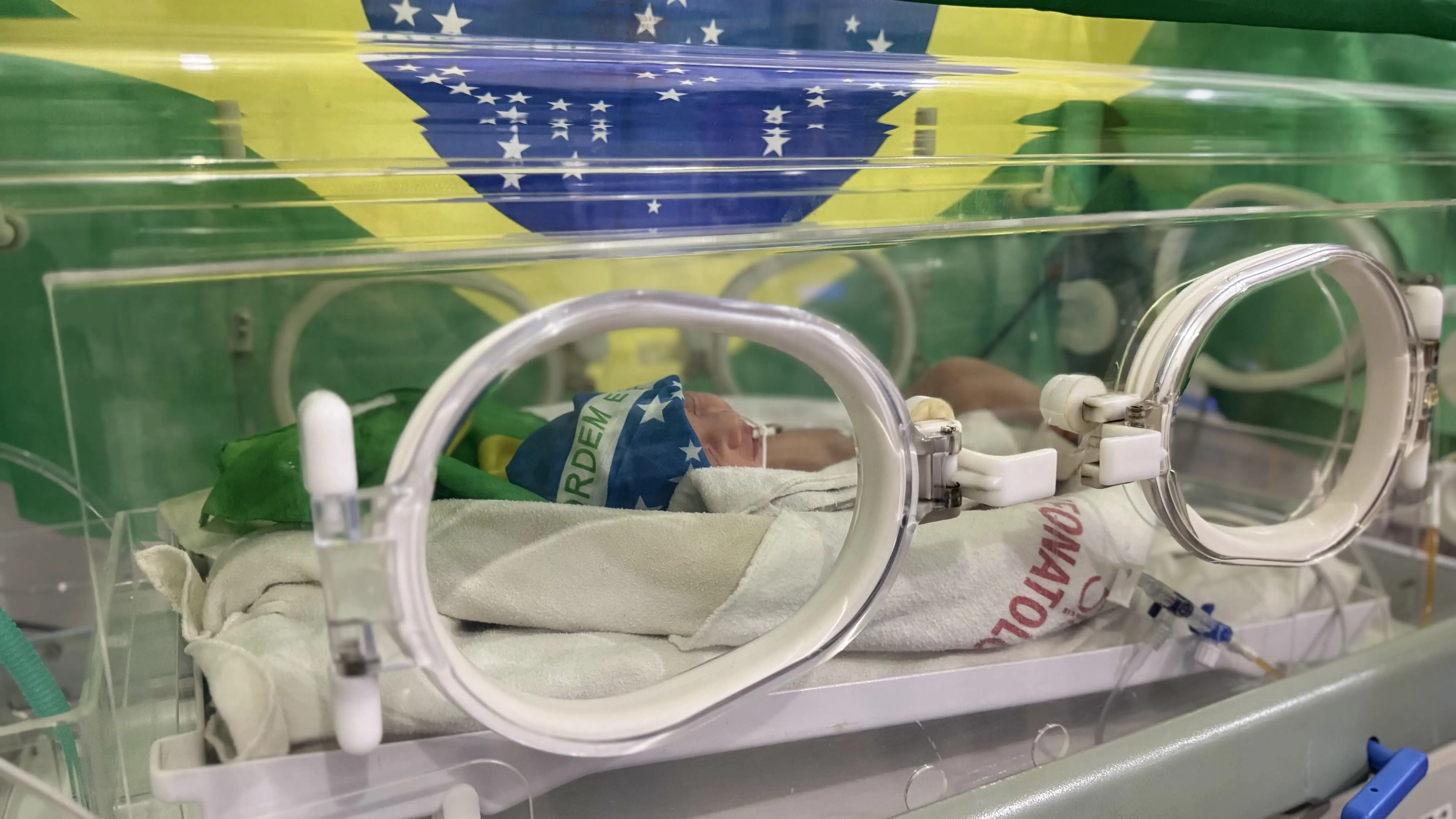 Foto de bebê vestido com roupas do Brasil, em Sobral (CE).