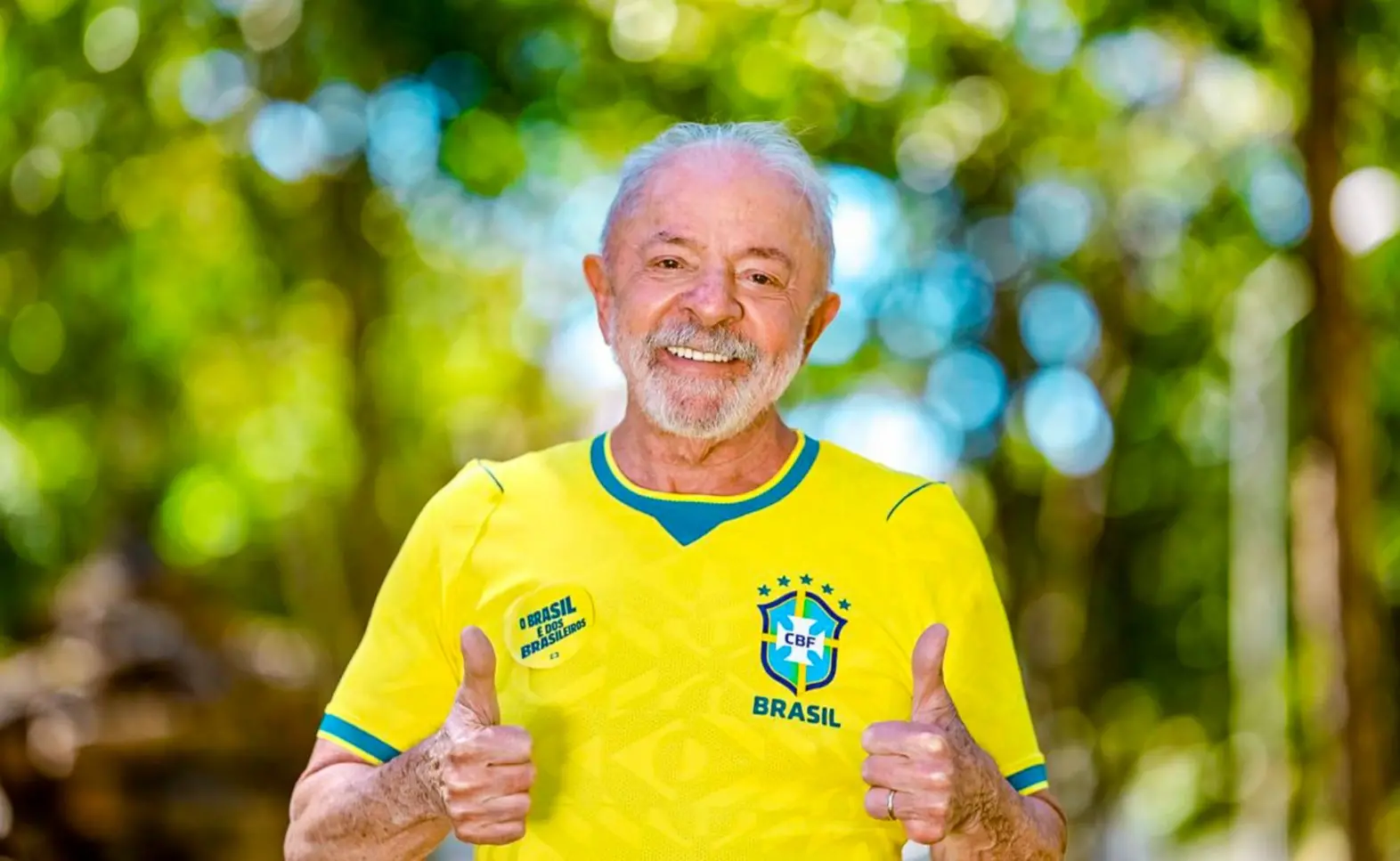 Presidente da República, Luiz Inácio Lula da Silva, posa para retrato com a camisa da Seleção Brasileira de futebol, na Granja do Torto.