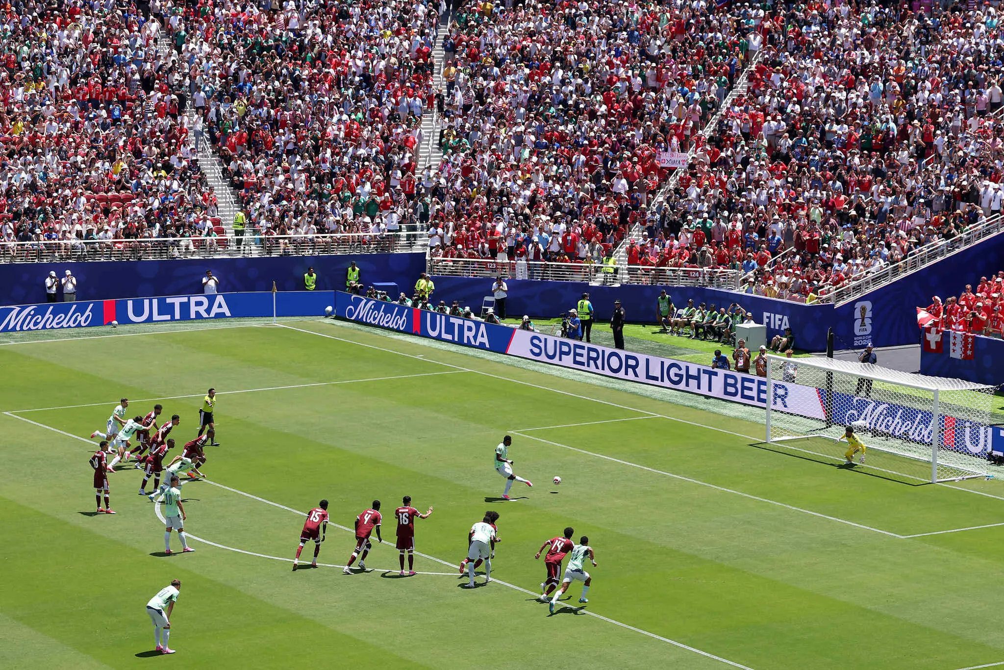 Foto de Breel Embolo, da Suíça, cobrando pênalti contra o Catar na Copa do Mundo 2026